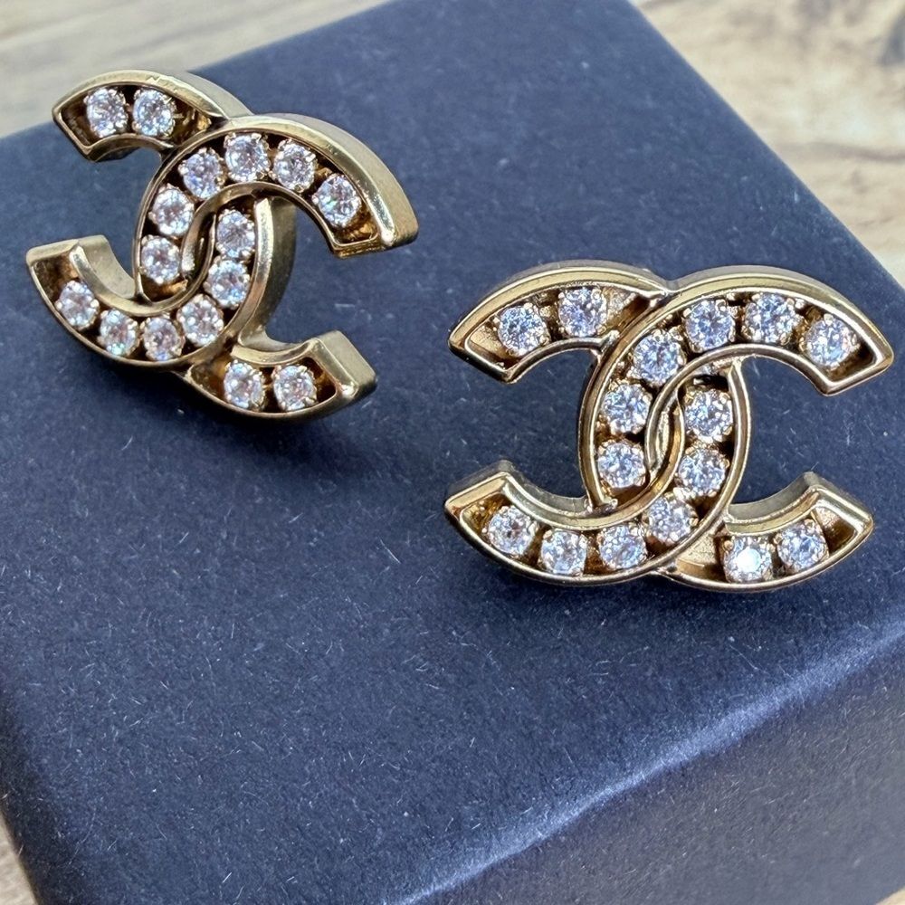 Authentic CHANEL CC Studded Earrings 2021 - Picture 4 of 13